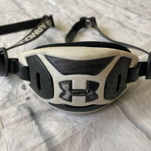 Under Armour men’s football chin strap and Large performance calf socks B&W - Picture 5 of 12